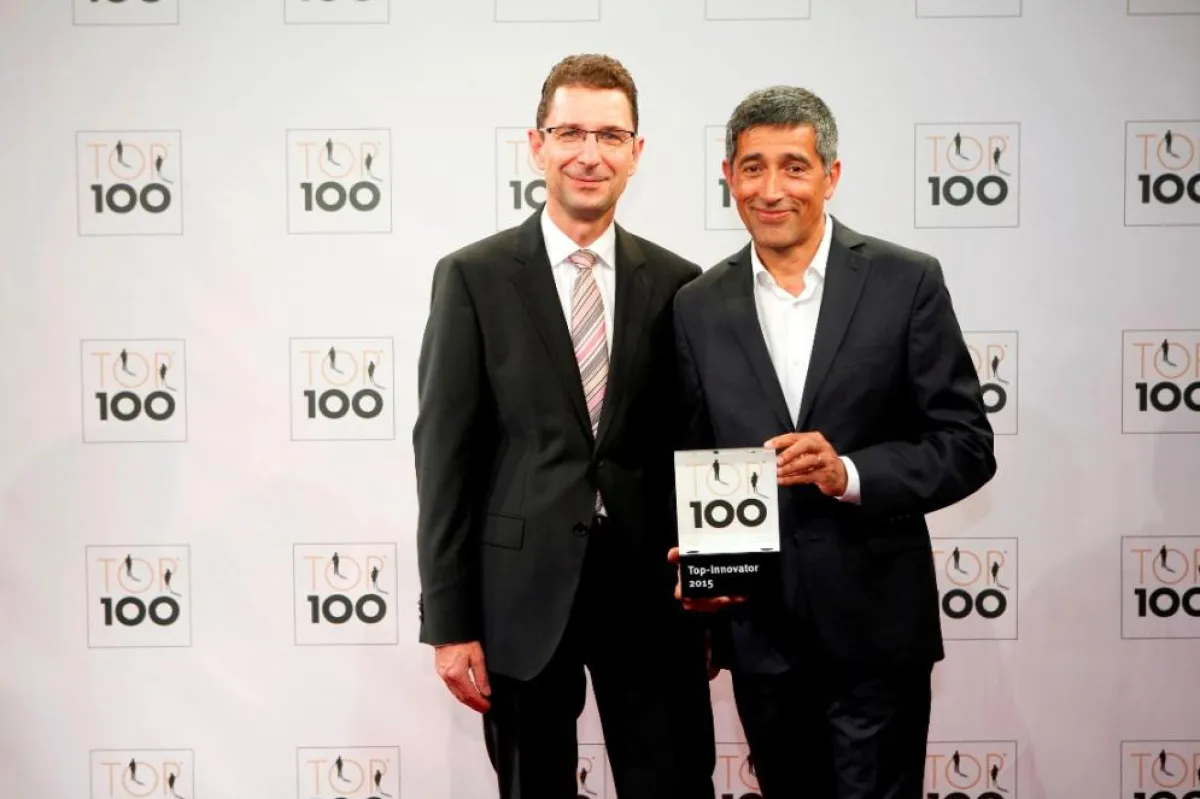 Ranga Yogeshwar (rechts) überreichte Marcus Eisenhuth, COO der BARTEC Gruppe, das ?Top 100?-Siegel.