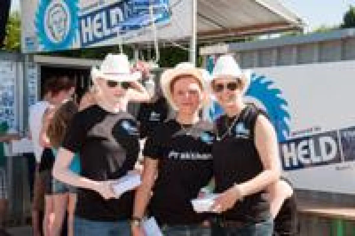 Das Promotionteam, hier mit Baumarkt-Praktikantin, machte Omas Baumarkt noch bekannter.