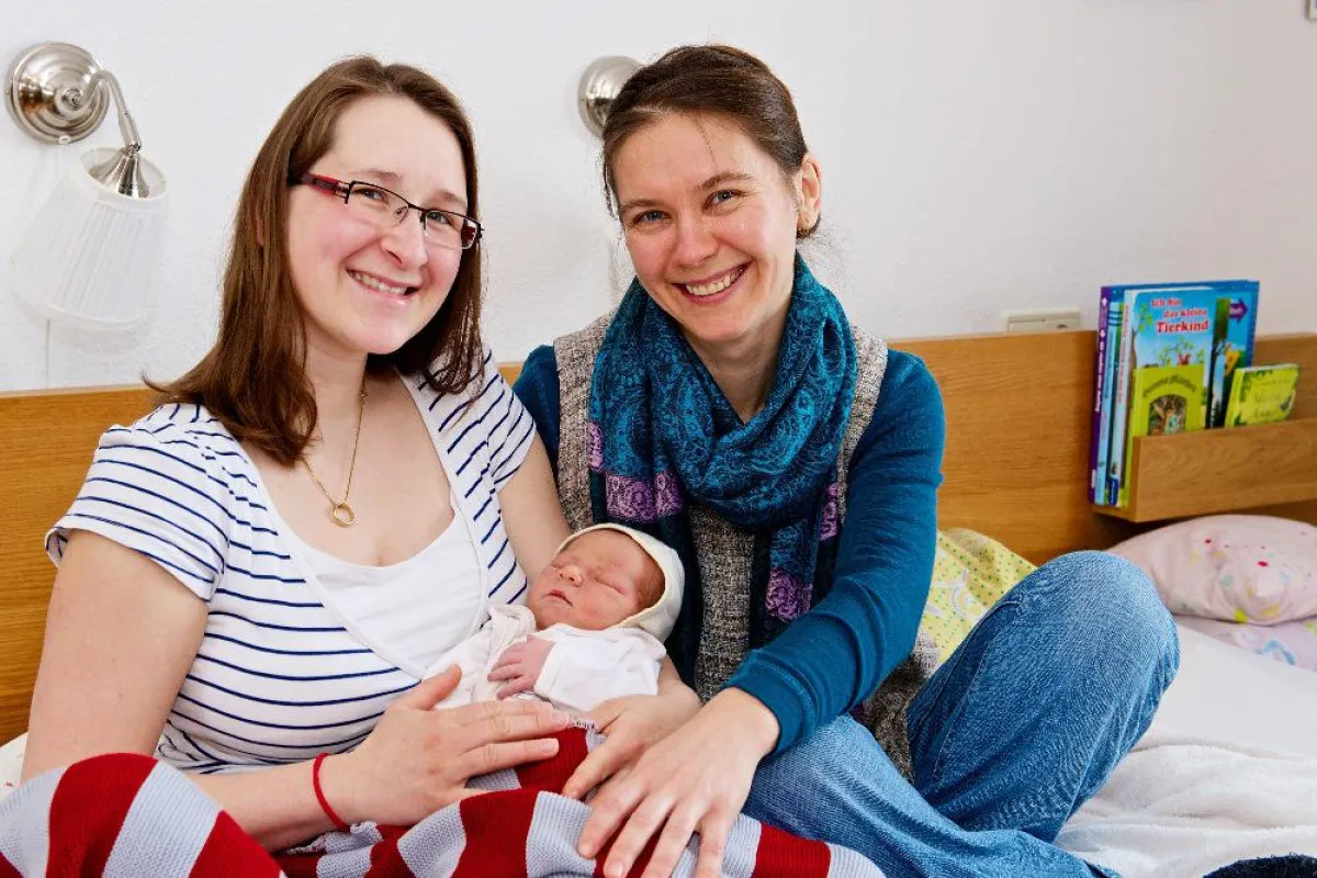Der kleine Elija kam gesund und natürlich als 1.000. Baby im Geburtshaus Bonn zur Welt. Foto: benfn