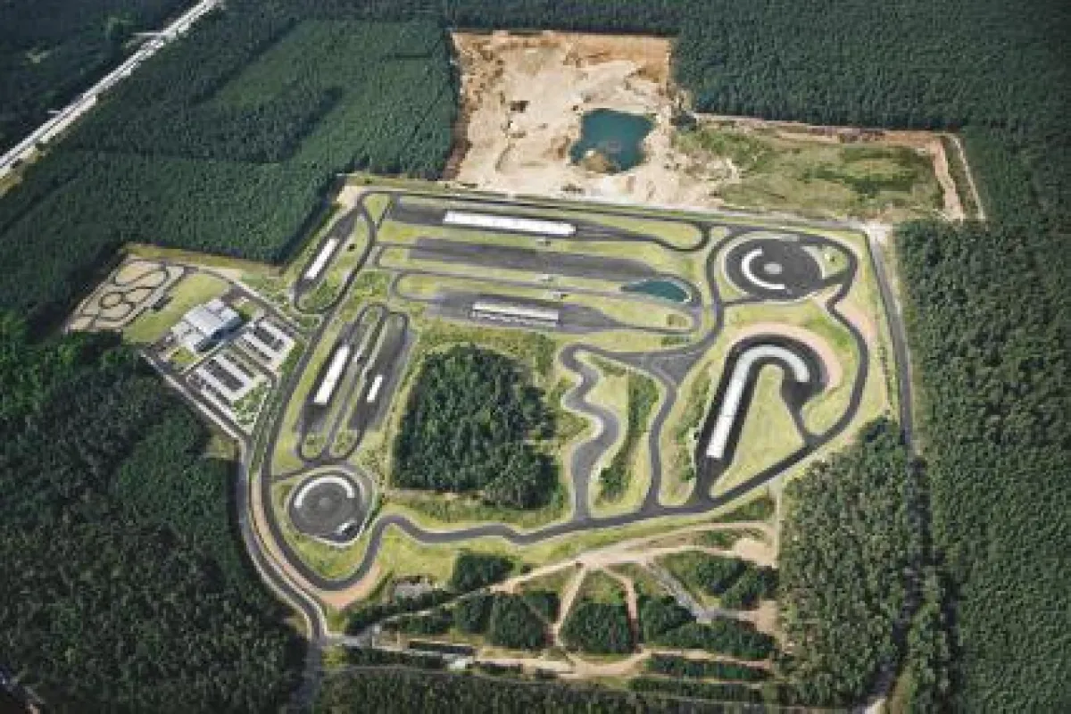 Das 25 Hektar große Gelände des ADAC Fahrsicherheitszentrum Berlin-Brandenburg von oben.