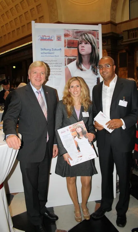 Der Hessische Ministerpräsident  Volker Bouffier mit Tanja und Jean-Dominique Risch