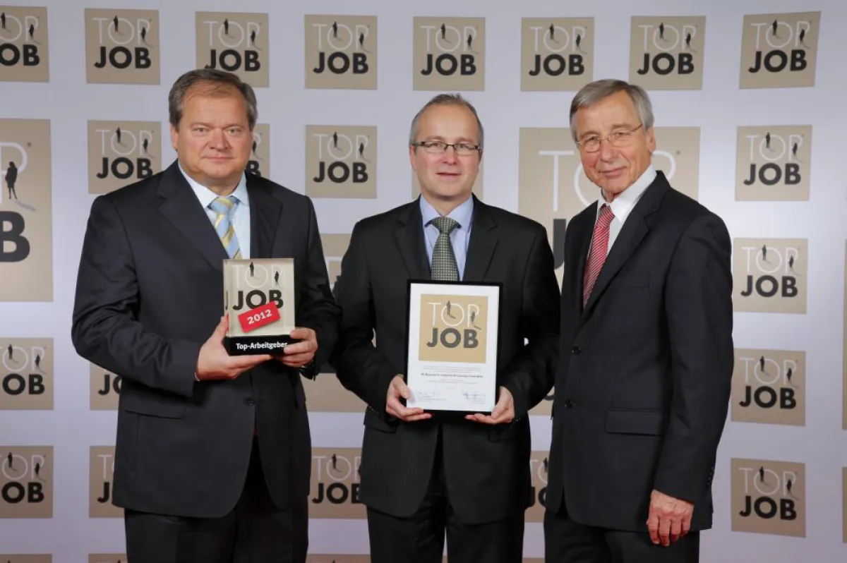 Wolfgang Clement übergibt Bernward Egenolf und Harald Frühwacht von IDL das Gütesiegel „Top Job”.