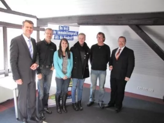 Bild: Wirtschaftskurs des Hechinger Gymnasiums inspiziert die Kreisbau