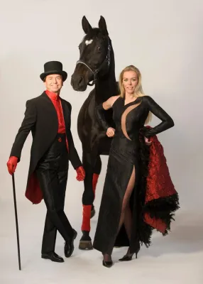 Bild: Ulla Weigerstorfer und Heribert Kasper für die Opernredoute im Design von ardea luh