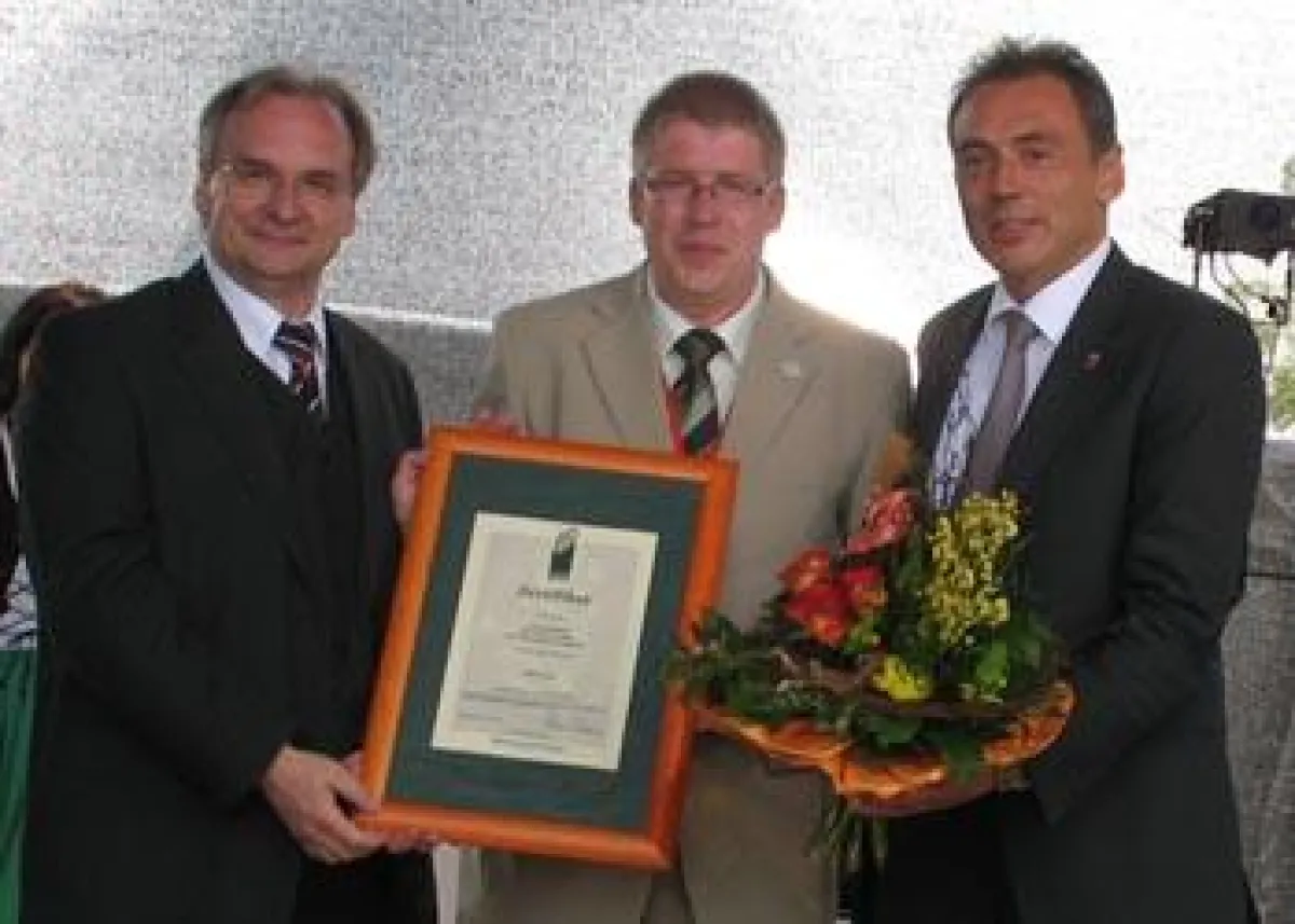 Wirtschaftsminister Reiner Haseloff überreicht die Auszeichnungsurkunde für das Markenzeichen Typisch Harz an Oberbürgermeister Peter Gaffert und Parkchef Frank Schröder