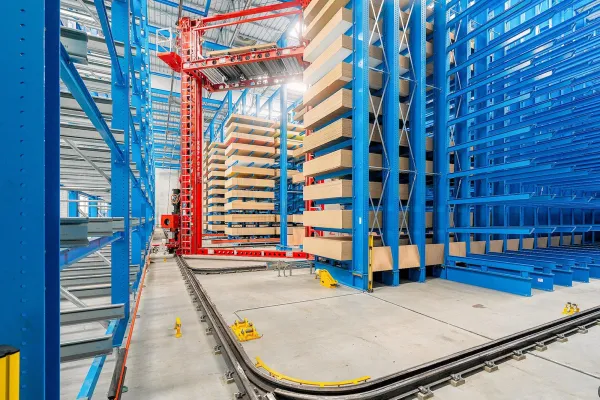 Bild: Effizienzsteigerung durch vollautomatisches Kommissionieren im Lager für Holzplatten