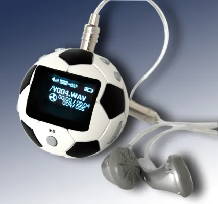 Bild: NTP stellt den Matsunichi Libero 3.0 auf: den ersten MP3-Fussball dieser Welt