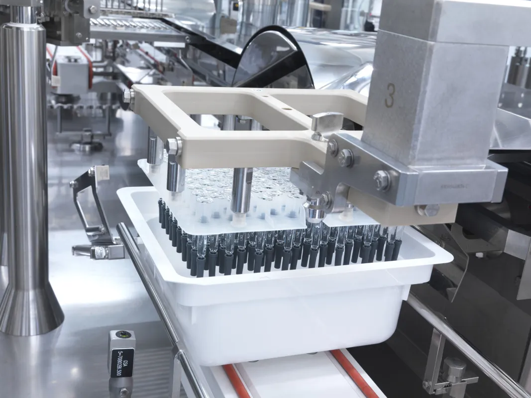Vetter Pharma - Abfülllinie Spritze (© Vetter Pharma)