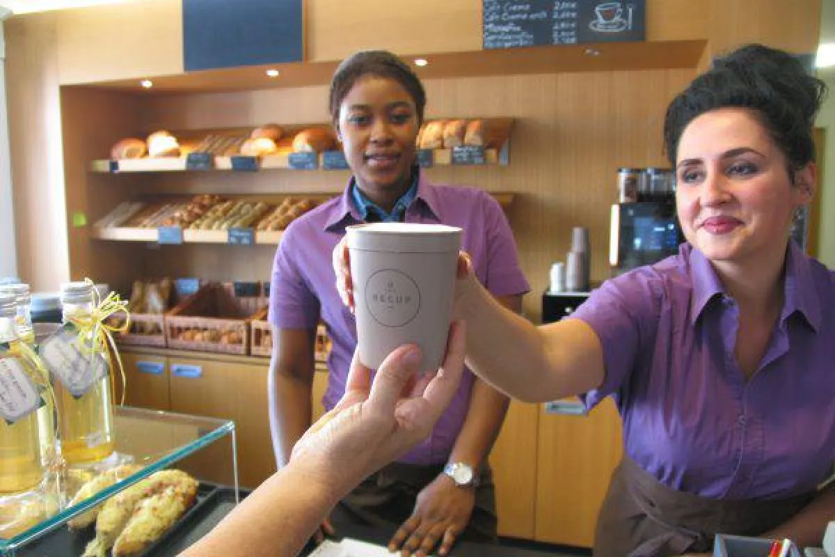 Den Kaffee zum Mitnehmen gibt es im Café Miteinander jetzt im umweltfreundlichen