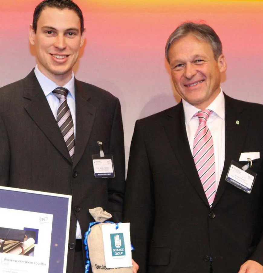 Gewinner des BVL-Wissenschaftspreises Dr. Jochen Gönsch (l.) mit Gerhard Müller (Vorstand Schunck Group)