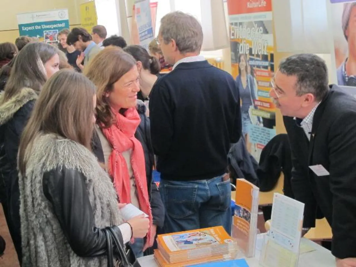 Beratung zu Schüleraustausch auf der JugendBildungsmesse in Berlin