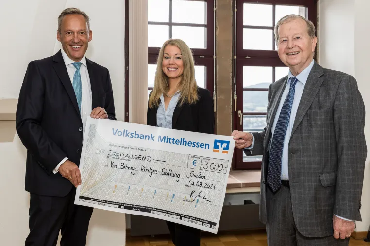 Bild: Volksbank Mittelhessen spendet 3.000 Euro an Von Behring-Röntgen-Stiftung 