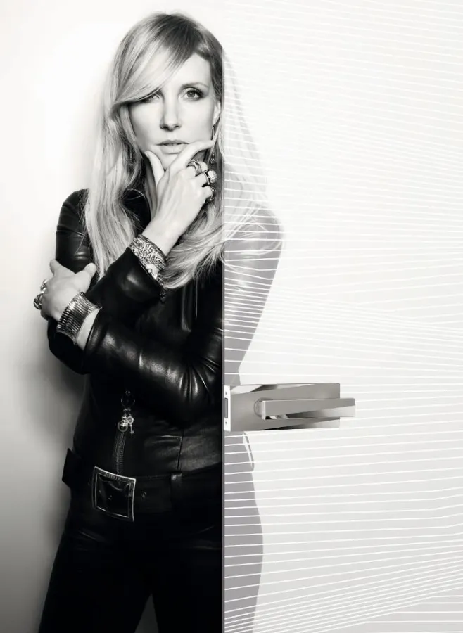 Jette Joop mit JETTE VISION Glastür und Türgriff von Griffwerk