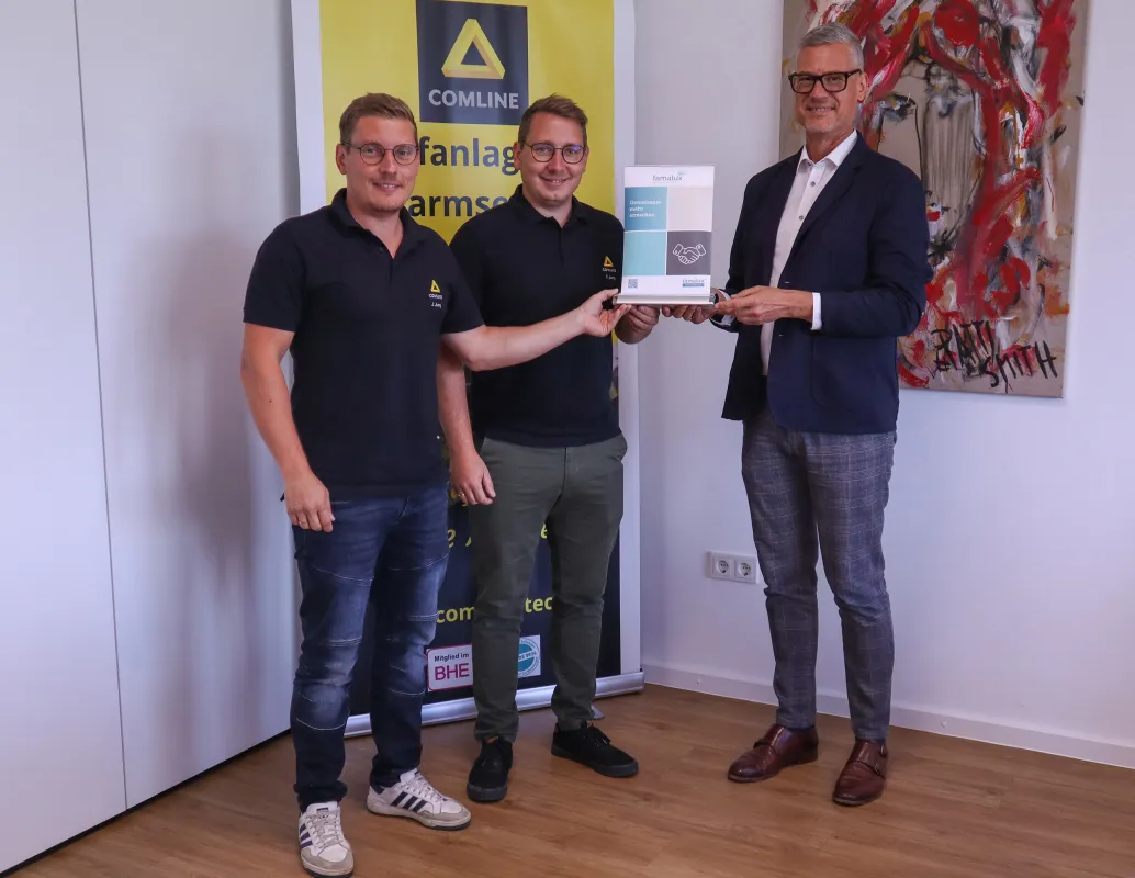 v.l.n.r.: Julian Jung, Fabian Jung (beide COMLINE), Jürgen Läkemäker (famalux) (© COMLINE Kommunikations- und Sicherheitstechnik)