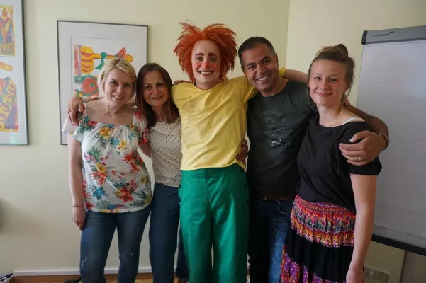 Bild: Besuch des Pumuckls vom Gärtnerplatztheater sorgt für leuchtende Augen im kbo-Kinderzentrum München