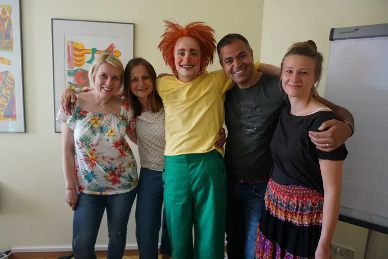 Bild: Besuch des Pumuckls vom Gärtnerplatztheater sorgt für leuchtende Augen im kbo-Kinderzentrum München