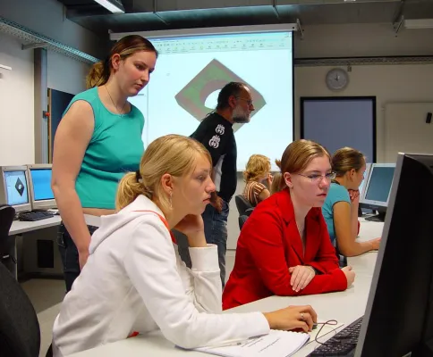 Technik für Menschen und Future Internet – Schnupperstudium für Schülerinnen und Schüler Bild: Technik für Menschen und Future Internet – Schnupperstudium für Schülerinnen und Schüler