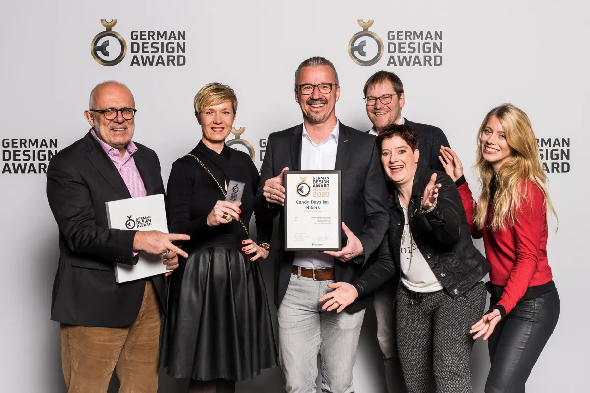 Das Team von Pilotfisch mit dem Kunden ebbers Modeerlebnis bei der Preisverleihung