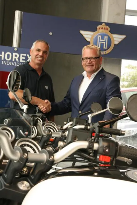 Hand drauf: Günter Weidlich (HOREX, links) und Jochen Bock (HOREX und FORD Center Soest)