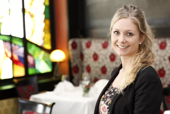 Der Empfang als Visitenkarte des Hotels – Amelie Kaefer ist Empfangsleiterin im Vier-Sterne-Superior-Hotel Bild: Der Empfang als Visitenkarte des Hotels – Amelie Kaefer ist Empfangsleiterin im Vier-Sterne-Superior-Hotel