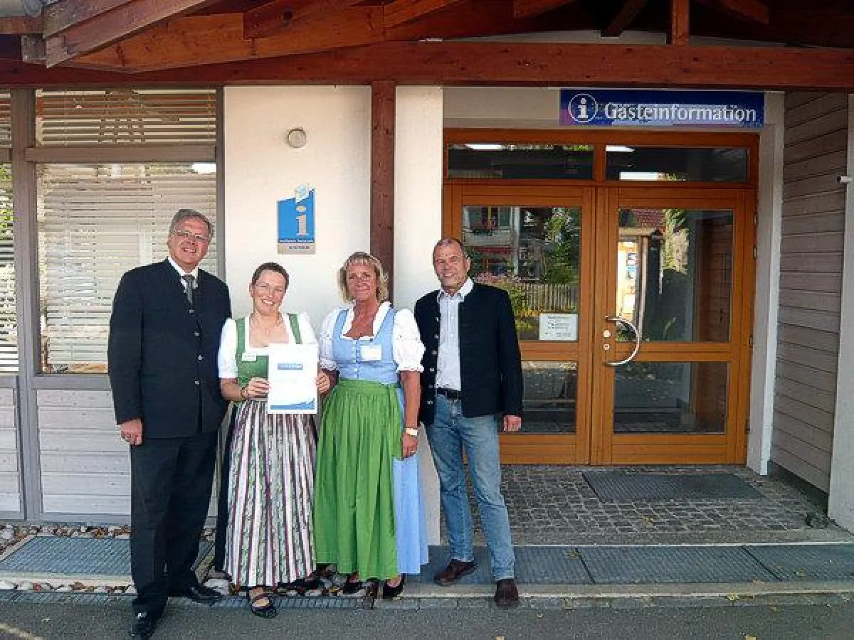 Regierungspräsident Christoph Hillenbrand bei der Urkundenübergabe in der Gästeinformation Benediktbeuern
