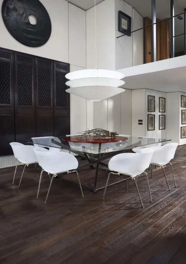 Dunkle Böden sind als Ergänzung zu modernen Einrichtungsstilen im Kommen. Foto: Kährs Parkett / Immowelt.de