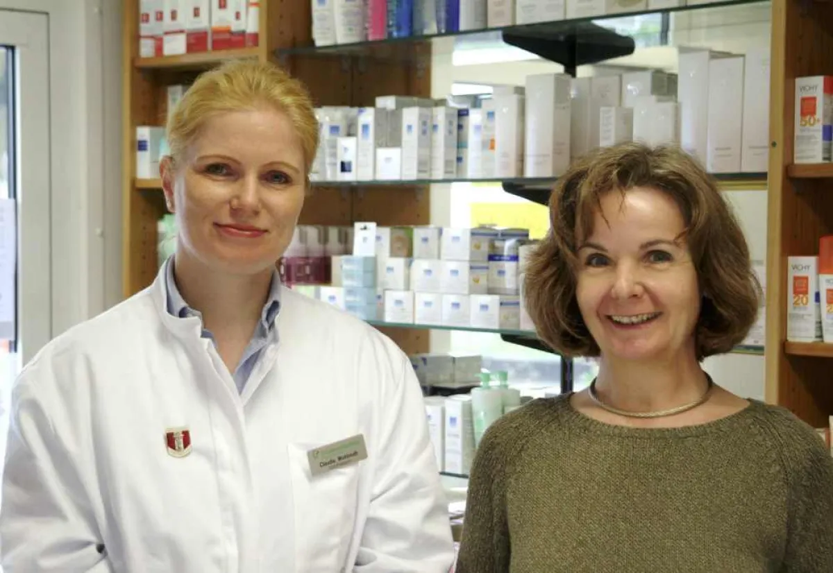 „Freuen sich über die neuen Räumlichkeiten: Apothekerin Mag. Claudia Wohlmuth und Gestalterin Birgit Schneider, G+M Zürn.“