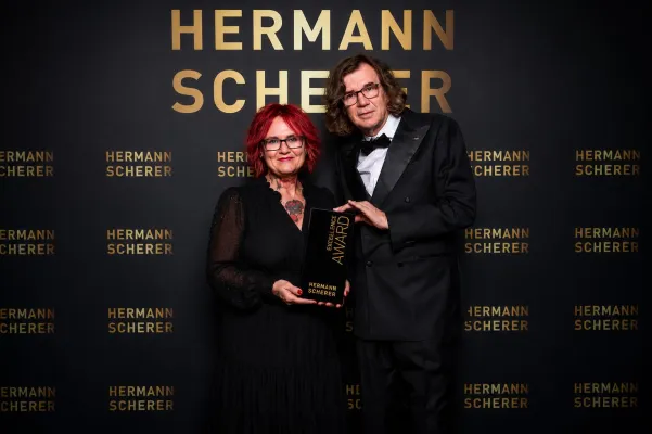 Bild: TOP-Rednerin aus Neumünster gewinnt Internationalen Speaker Slam und Excellence Award