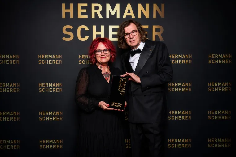 Bild: TOP-Rednerin aus Neumünster gewinnt Internationalen Speaker Slam und Excellence Award