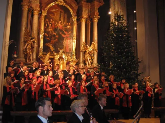 Bild: Zahlreiche Besucher beim fünften Adventskonzert des Platzl Hotels