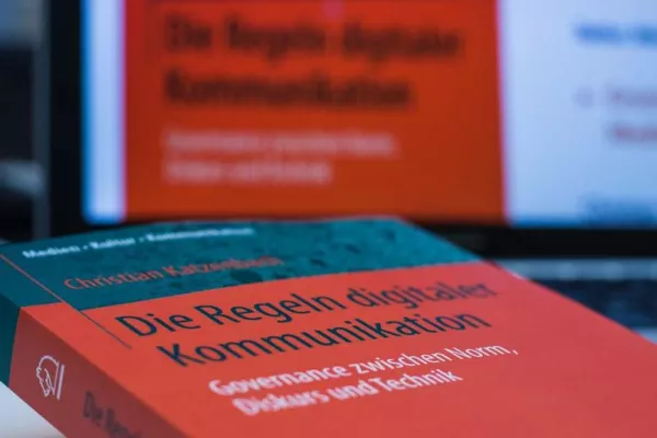 Bild: Auszeichnung für herausragende Dissertation zu Regeln digitaler Kommunikation