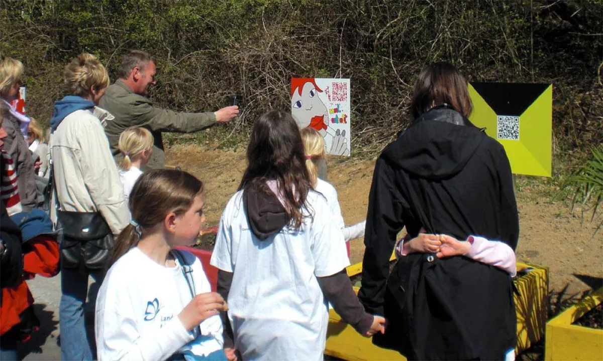 Besucher der Landesgartenschau Hemer beim Scannen der QR-Kunstwerke
