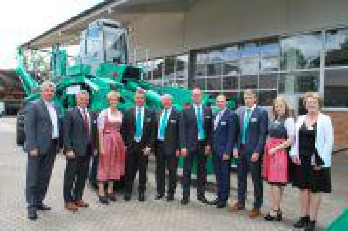 Zahlreiche Ehrengäste gratulierten der Firma Walter Föckersperger GmbH zum Jubiläum 60 Jahre Verlegesystem.