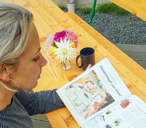 Drogeriemarktkette dm verwendet Kleiderbügel aus Gras Bild: Drogeriemarktkette dm verwendet Kleiderbügel aus Gras
