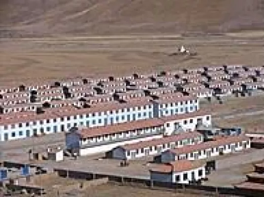 Bild: China siedelt im Rahmen seines umstrittenen Programms 6000 tibetische Nomaden in Shangri-la um