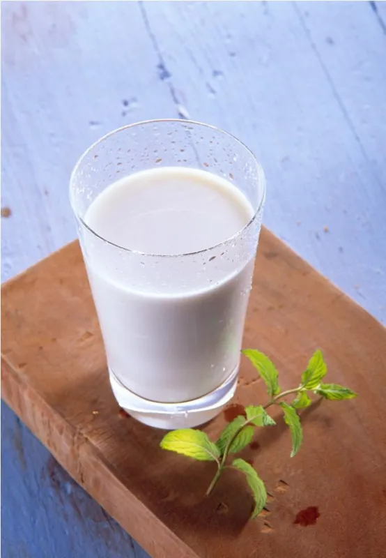 Bildunterschrift: Reflektierende Fetttröpfchen lassen Milch weiß erscheinen. Bildquelle: LVBM
