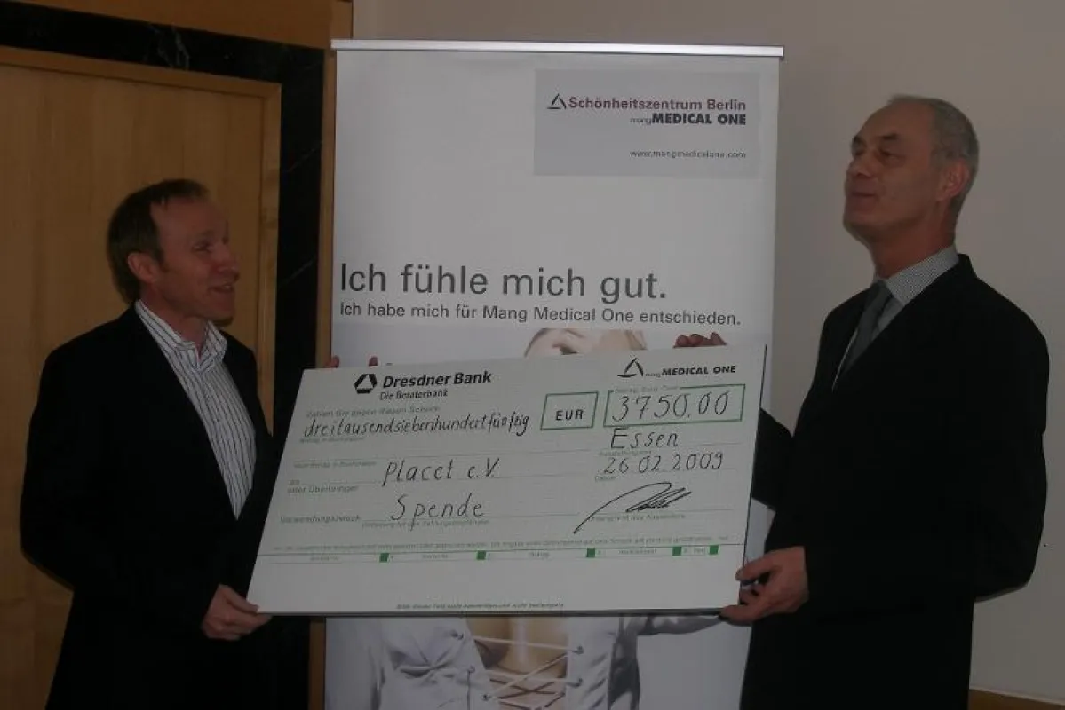 Dr. Klaus Plogmeier, ärztlicher Leiter Mang Medical One Berlin, überreicht die Spende an Prof. Dr. Frank-W. Peter, Vorstand von placet e.V.
