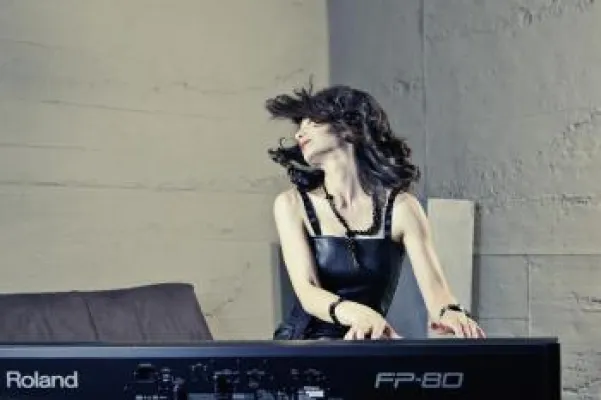 Bild: YouTube-Megastar VIKA präsentiert Klavier-Arrangements von Metal- und Rocksongs auf Deutschlandtournee