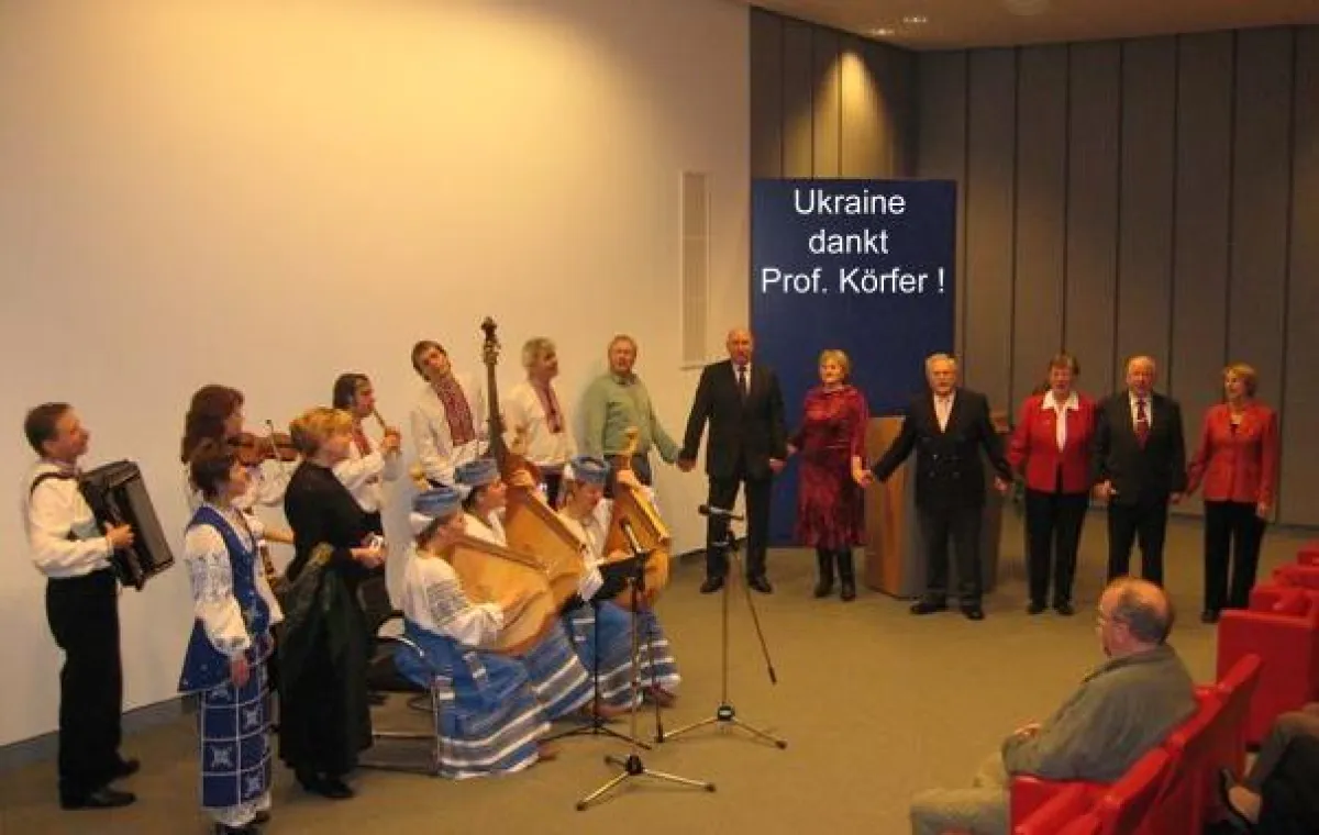 Die ukrainischen Musiker singen gemeinsam mit Prof. Dr. Körfer und seinen Gästen deutsche und ukrainische Weihnachtslieder