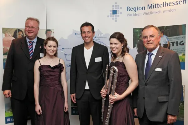 Bild: Willi Weitzel, Gina und Samantha Gaul sind neue Botschafter der Region Mittelhessen