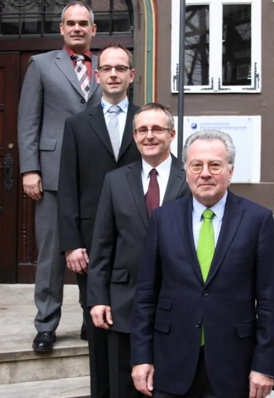 Die drei neuen Sachverständigen mit Kammerpräsident Hans-Georg Sander (vorne).
