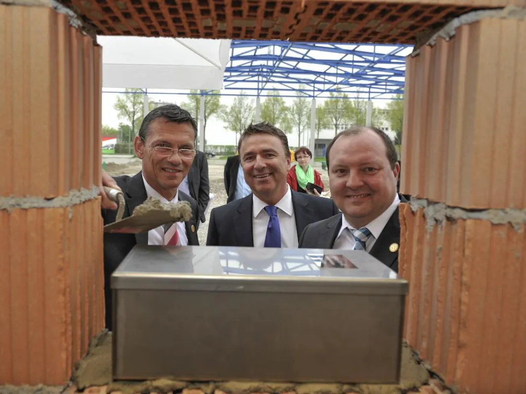 Symbolische Grundsteinlegung: Firmengründer Peter Wörz, Georg-Kurt Malchar, Vorstand Peter Englhard.