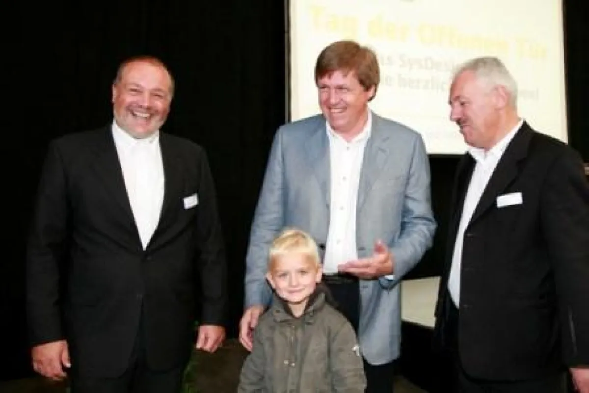 Dem Nachwuchs eine Chance: Volker Werbus, Geschäftsführer der SysDesign Aerospace GmbH, Astronaut und Dozent Prof. Dr. Ulrich Walter und Franz Kleiner wollen auch künftig bei jungen Menschen die Leide