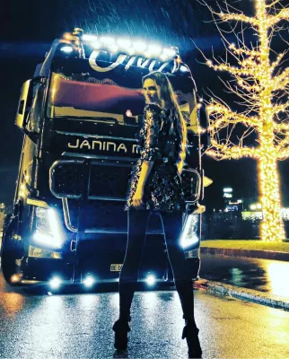 Bild: Schönste Truckerin der Welt beschenkt mit Weihnachtstruck hilfsbedürftige Kinder