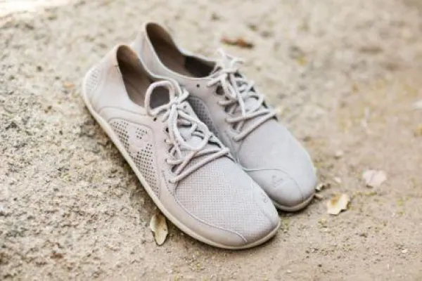Bild: Neue Barfußschuhe für den Frühling: VIVOBAREFOOT präsentiert Modelle aus veganem Eco-Suede und Pittards Leder