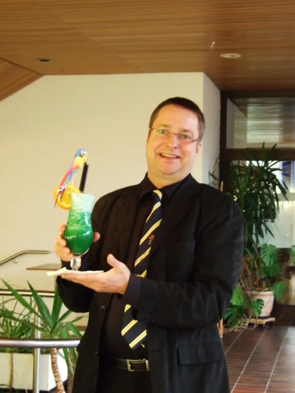 Barkeeper Bernd Duncker mixt den Deich-Cocktail aus Friedrichskoog