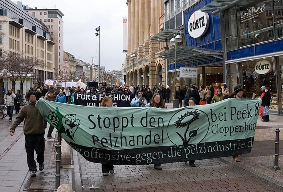 Auch im letzten Jahr wurde gegen die Pelzmesse demonstriert. Peek & Cloppenburg ist inzwischen aus dem Pelzhandel ausgestiegen.