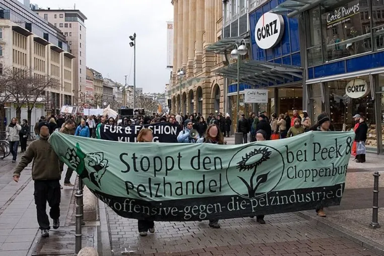 Großdemonstration gegen Pelzmesse Bild: Großdemonstration gegen Pelzmesse