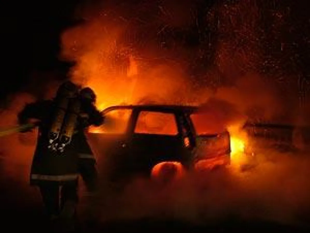 keine Chance für den PKW, dieser brannte vollständig aus