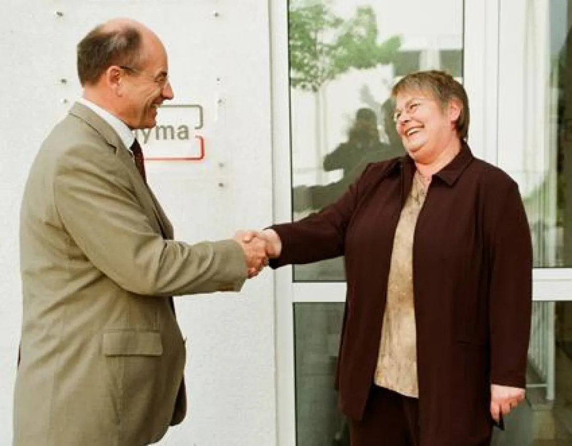Jürgen Lünnemann, Vorstand der Kalorimeta AG und Sigrid Tandler, geschäftsführende Gesellschafterin der Schyma GmbH, freuen sich auf eine gute Zusammenarbeit.